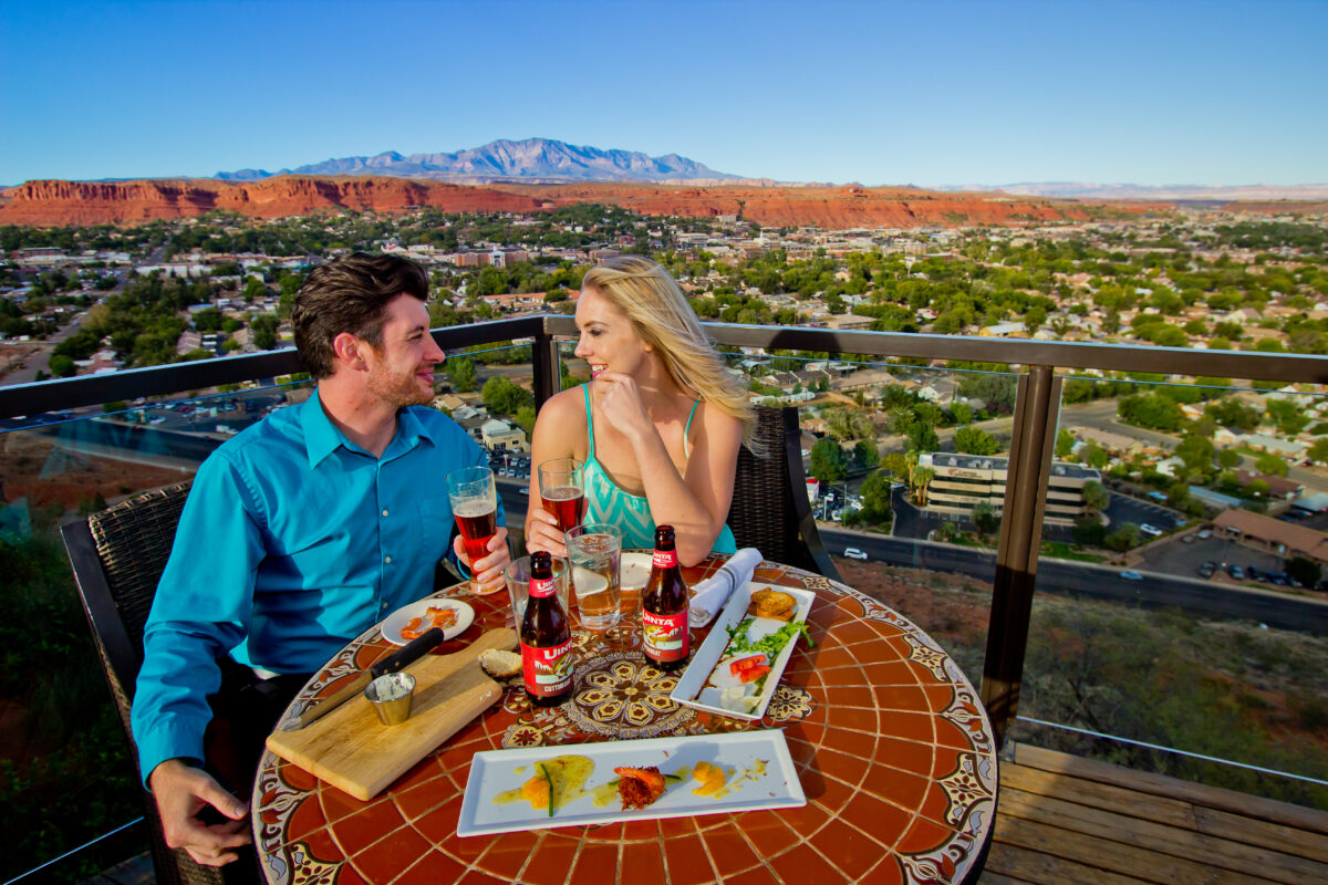 dining couple cliffside 049