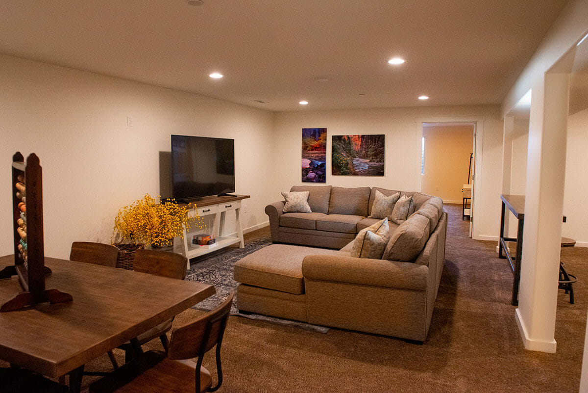 Entertainment room with sofas and TV